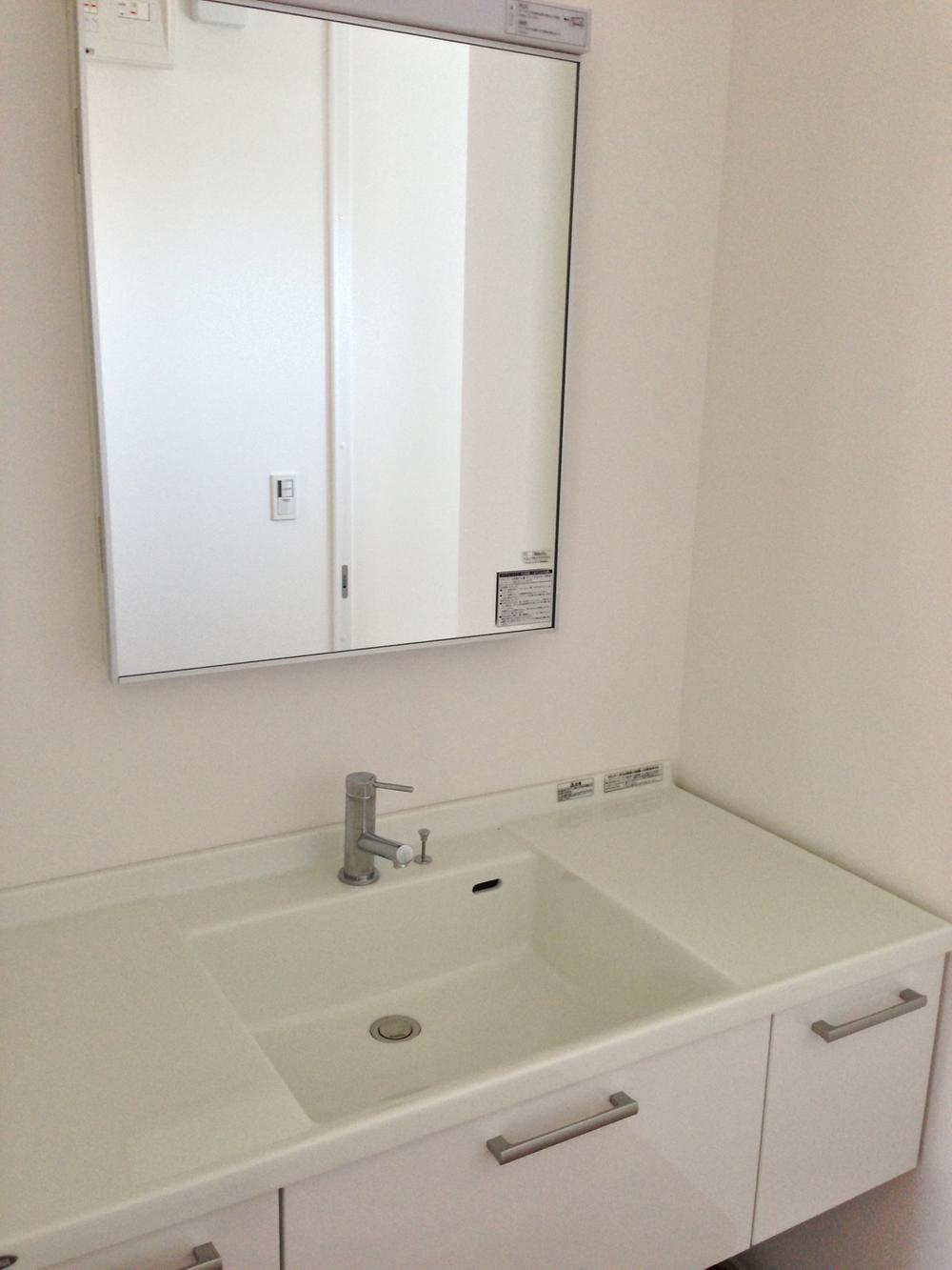 Wash basin, toilet. Bowl-integrated washbasin