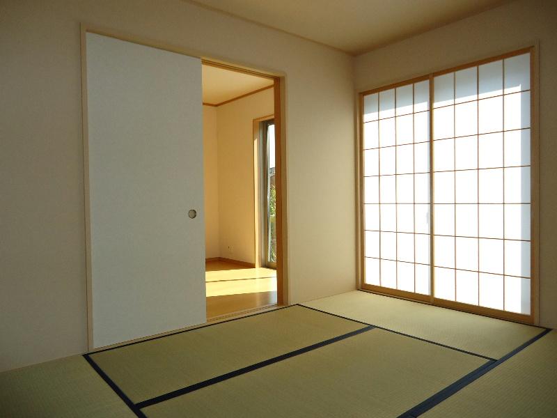 Non-living room. Japanese-style room is also bright space