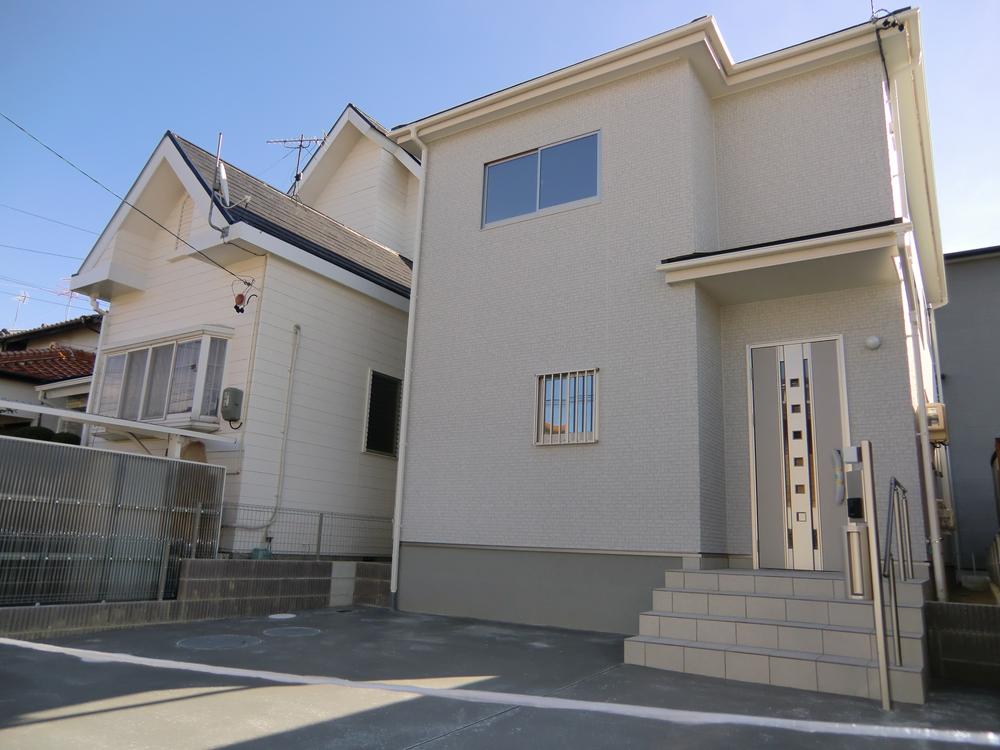 Local appearance photo.  Imposing completed! ! You can preview tour (of weekday visit also OK)  Site 46 square meters more than  Parking Easy parallel two OK  Garden of about 11 square meters to the south    Local (November 14, 2013) Shooting