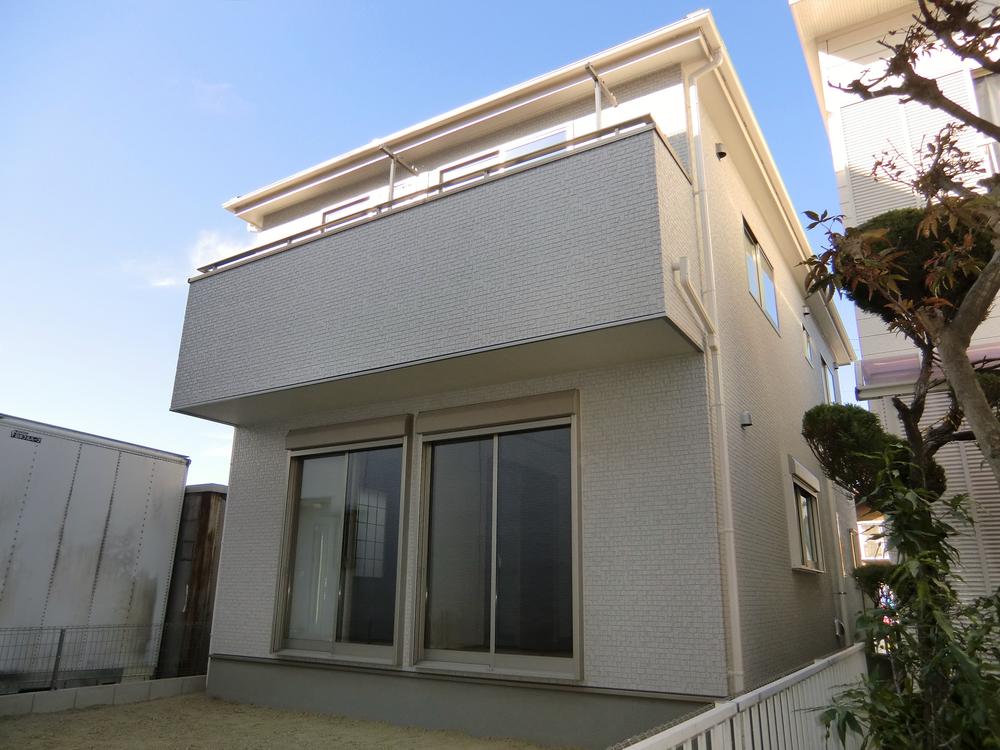 Local appearance photo.  Imposing completed! ! You can preview tour (of weekday visit also OK)  Site 46 square meters more than  Parking Easy parallel two OK  Garden of about 11 square meters to the south    Local (November 14, 2013) Shooting