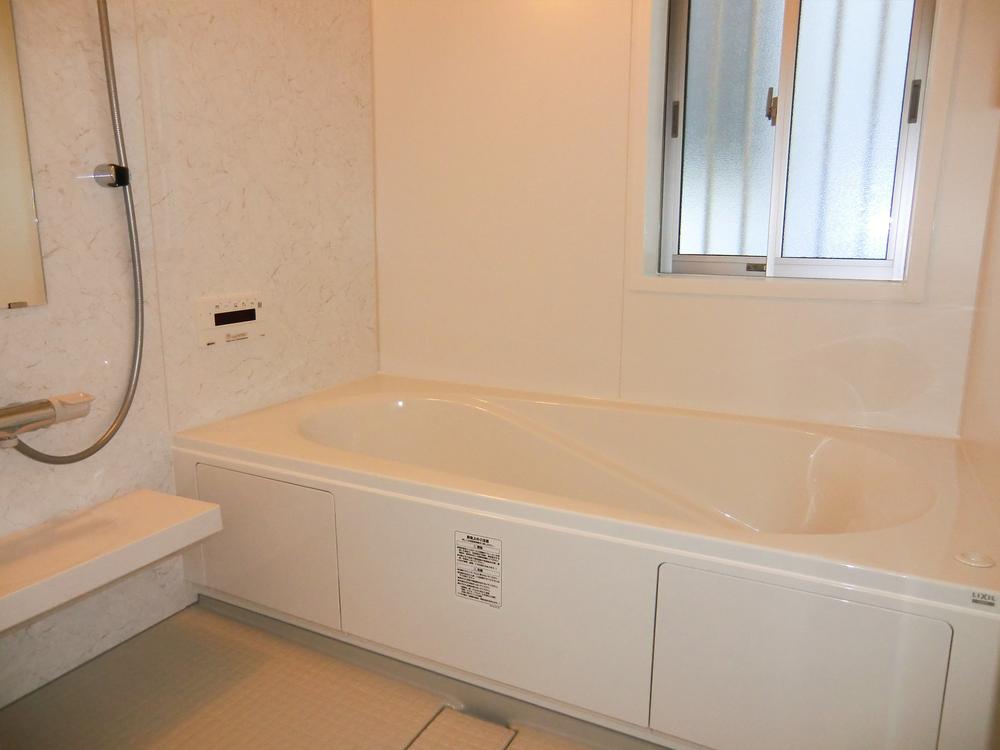 Bathroom. ◇ Bathroom ◇  Wide 1 tsubo size (LIXIL) ・ Bathroom heating dryer ・ Insulation bathtub ・ Otobasu ・ Accessibility ・ There bathroom window
