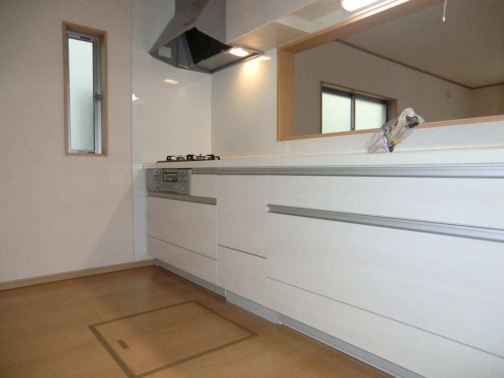 Kitchen. ◇ Kitchen ◇  Popularity of face-to-face ・ Artificial marble top board system Kitchen ・ Water purifier built-in hand shower ・ Quiet specification sink ・ Si sensor stove (three-necked) ・ Cupboard hanging with earthquake-resistant latch ・ Underfloor storage, etc.