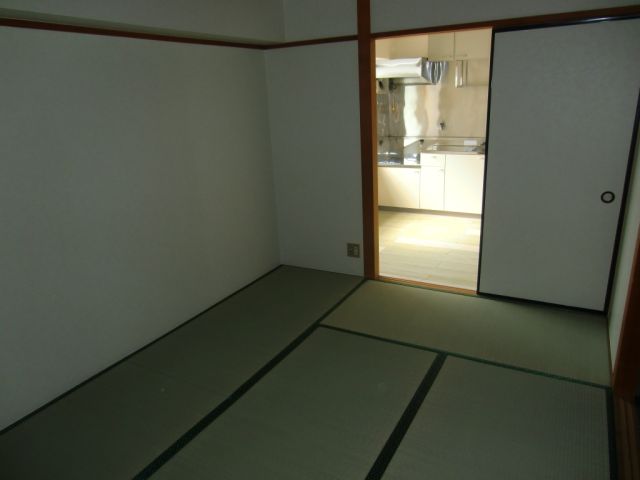 Living and room. The west side of the Japanese-style room