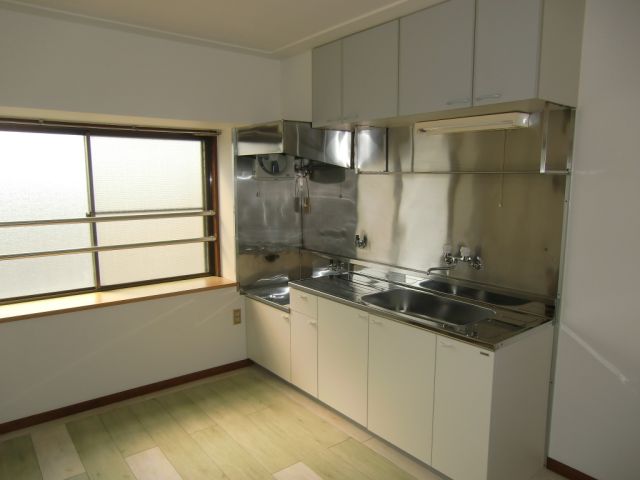 Kitchen. Gas stove can be installed