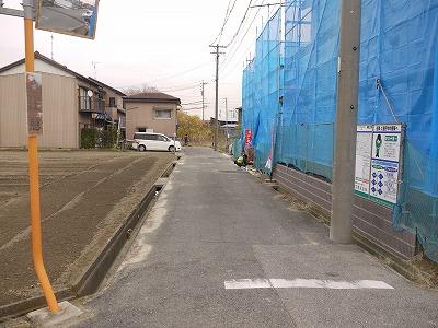 Local photos, including front road. North on public roads 4.5m