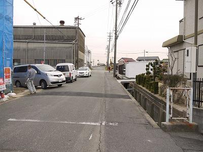 Local photos, including front road. West road 6.9m