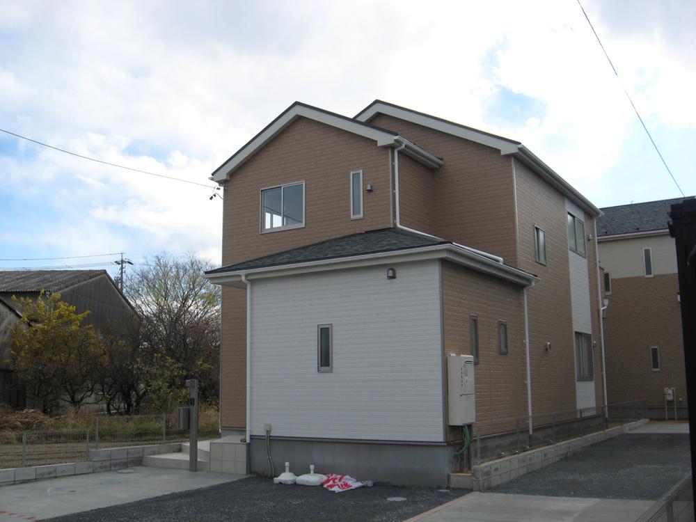 Local photos, including front road. 12 / 12 Local Photos