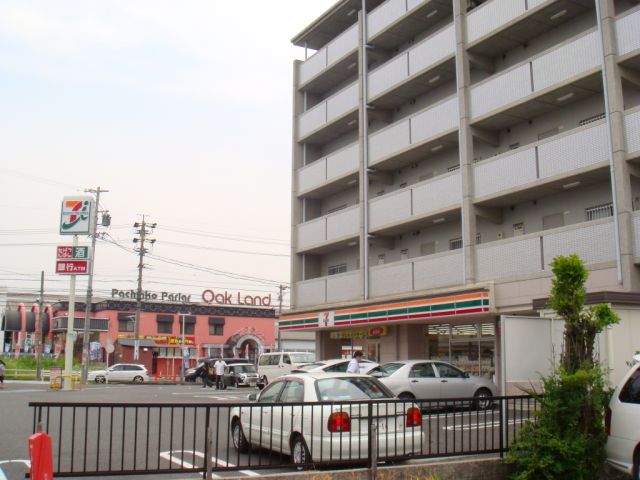 Convenience store. 420m to Seven-Eleven (convenience store)