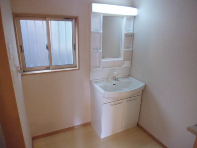 Wash basin, toilet. 2013.11.21 Shooting