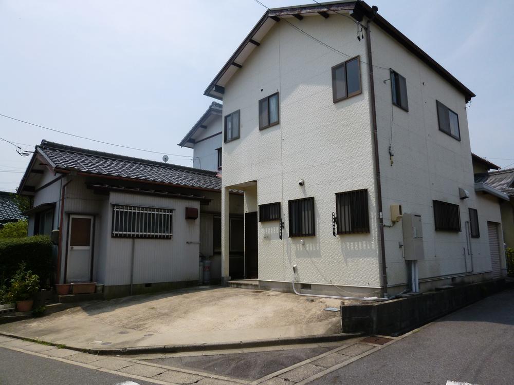 Local appearance photo. Located in a quiet residential area that contains one from the wide streets, It is white, bright Ouchi.
