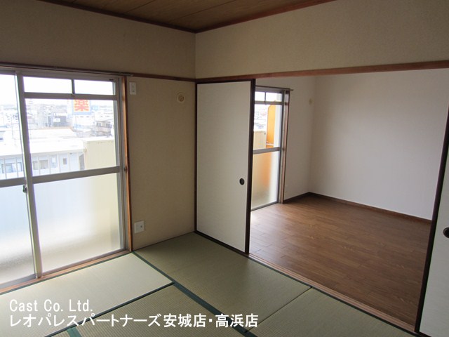 Living and room. Western-style 6 Pledge and the Japanese-style room 6 quires