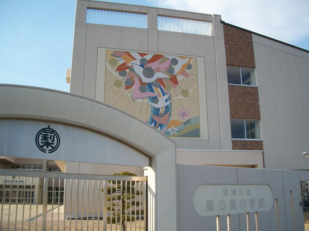 Primary school. 600m until the pears of the village primary school