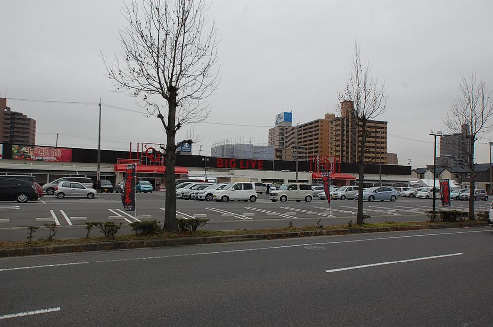 Shopping centre. 300m until Powers surprised blanking