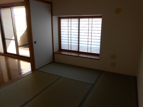 Living and room. bay window ・ About 6.0 tatami Japanese-style room with a sliding door