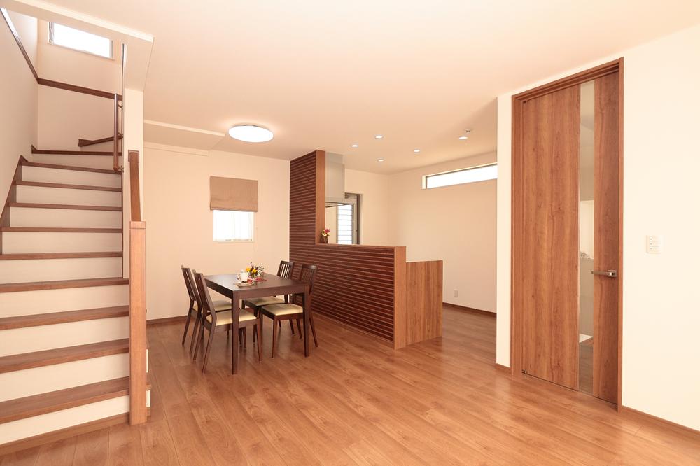 Living.  [Building C Living] To an atmosphere of high quality flooring of the rear Russia Cherry was calm. 