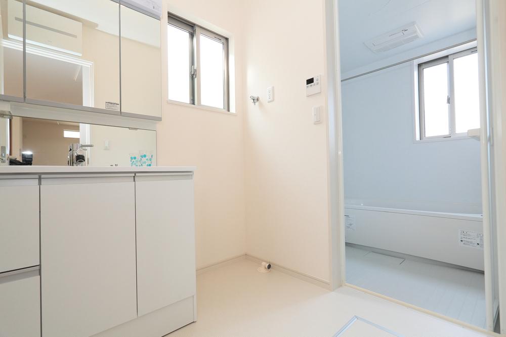 Wash basin, toilet.  [Building C basin] Easy-to-use three-sided mirror, Bright basin