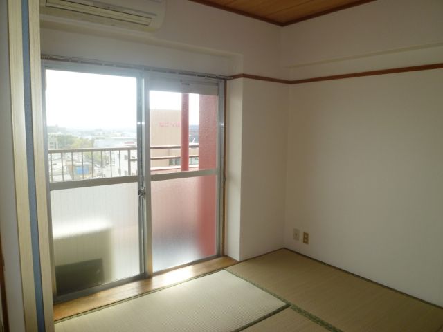 Living and room. Japanese-style room facing the veranda