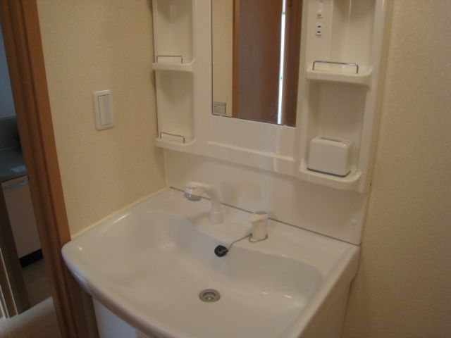 Other Equipment. Equipped with independent washbasin