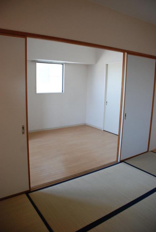 Other room space. Also available Japanese-style room also partitioned along with the LDK