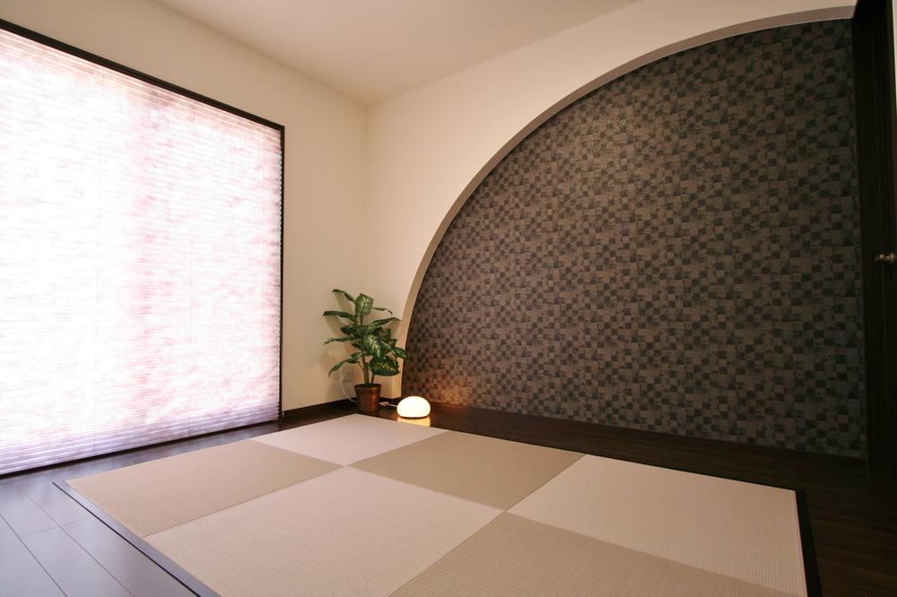 Non-living room. Modern Japanese-style sleeve wall of the circular motif is innovative. 