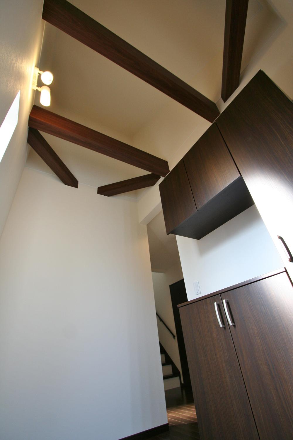 Entrance. Welcomes customers atrium entrance hall that Megurase a bold makeup beams. 