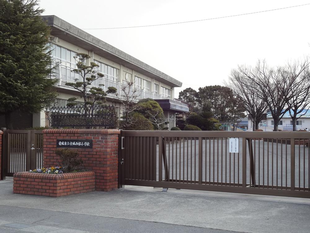 Primary school. 1850m to Anjo western elementary school