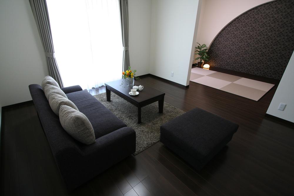 Living. Overlooking the modern Japanese-style room from the living room. In dark shades and space that has been refined in a fashionable cross lamination division. 