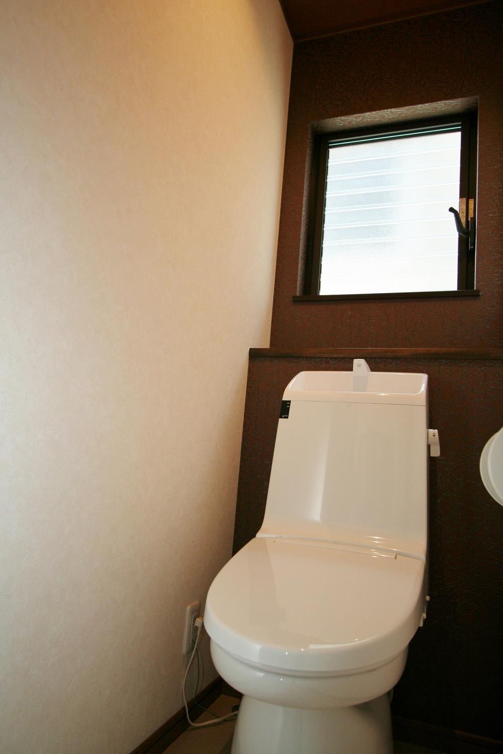 Toilet. To cross the beam divided accents. 