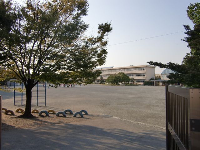 Primary school. 3100m until the Municipal Anjo north elementary school (elementary school)