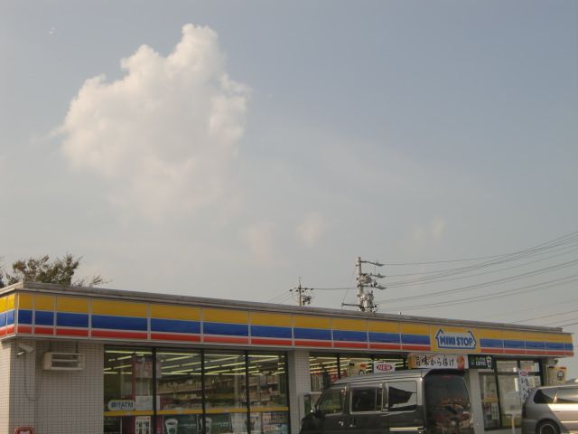 Convenience store. MINISTOP up (convenience store) 370m