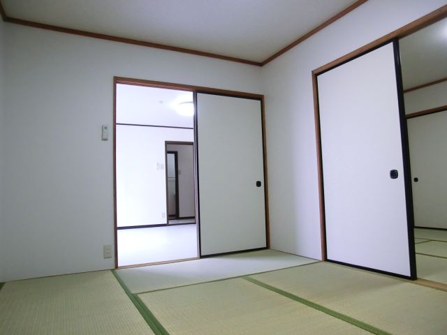 Living and room. Japanese-style room, You can use to connect with the LDK. 