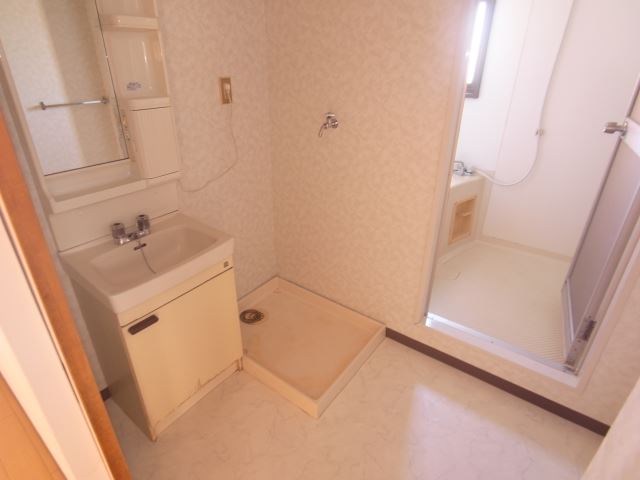 Washroom. It is between the North Pacific