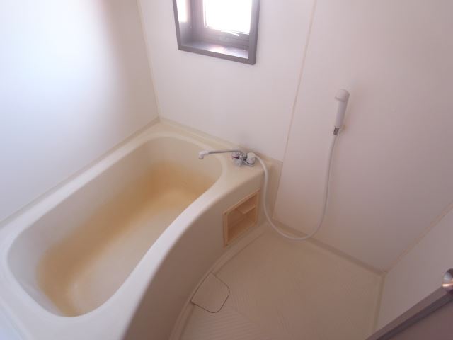 Bath. Independent wash basin, There is storage room washing machine