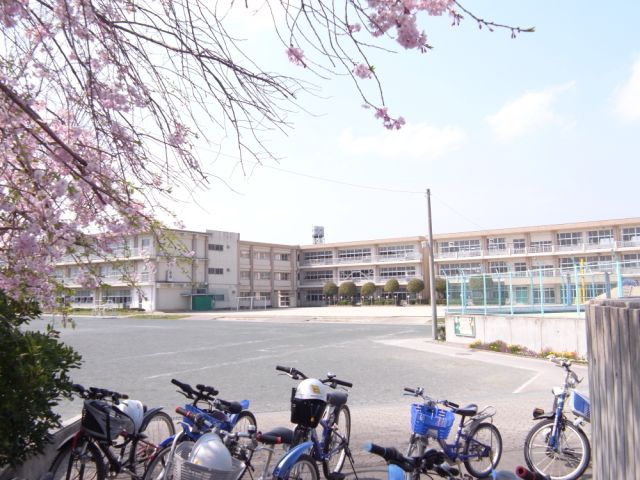 Primary school. Nishikicho up to elementary school (elementary school) 880m
