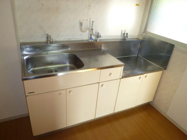 Kitchen. Gas stove can be installed