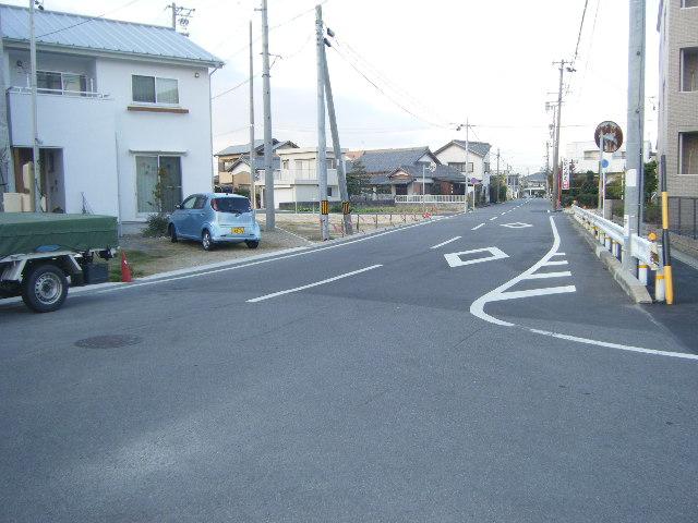 Local photos, including front road. East side road