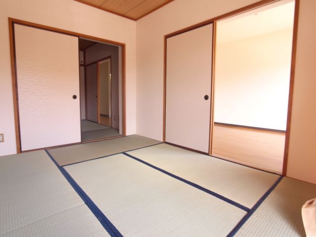 Living and room. It is the atmosphere of Japanese-style room is pleasant.