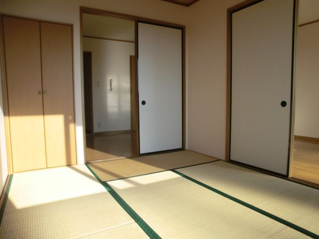 Living and room. Japanese-style room is housed in three places