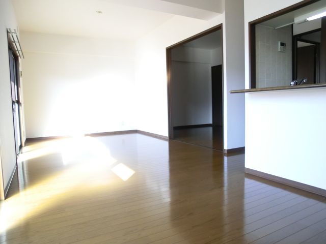 Living and room. Wide and bright counter kitchen living. 