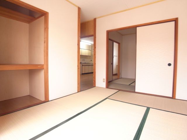 Living and room. It has tatami good atmosphere