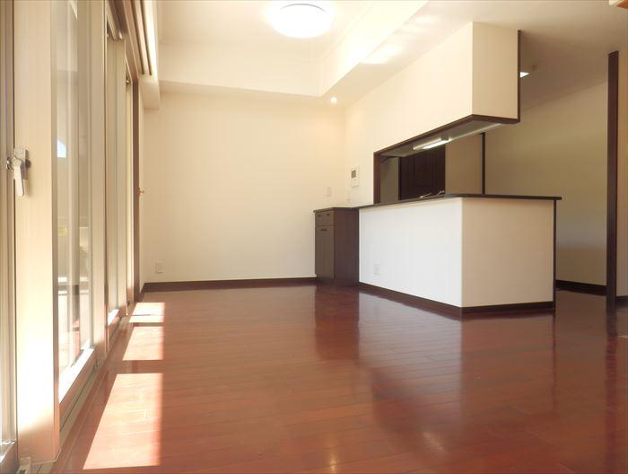 Living. About 16 Pledge of spacious living. It is the best in a field of family reunion.