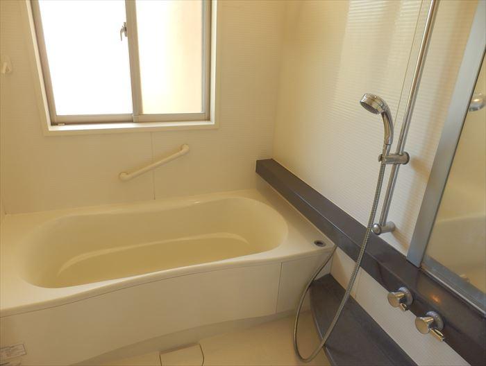 Bathroom. Spacious bath with a ventilation happy window, Put comfortably stretched out foot