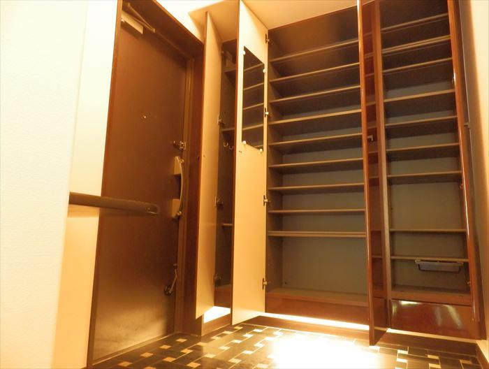 Receipt. Shoebox of a large capacity would not mind for storage of shoes of seasonal, With storage base for children