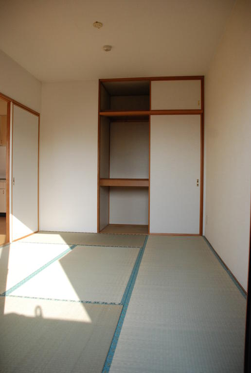 Other room space. 6 tatami Japanese-style room is equipped with a closet
