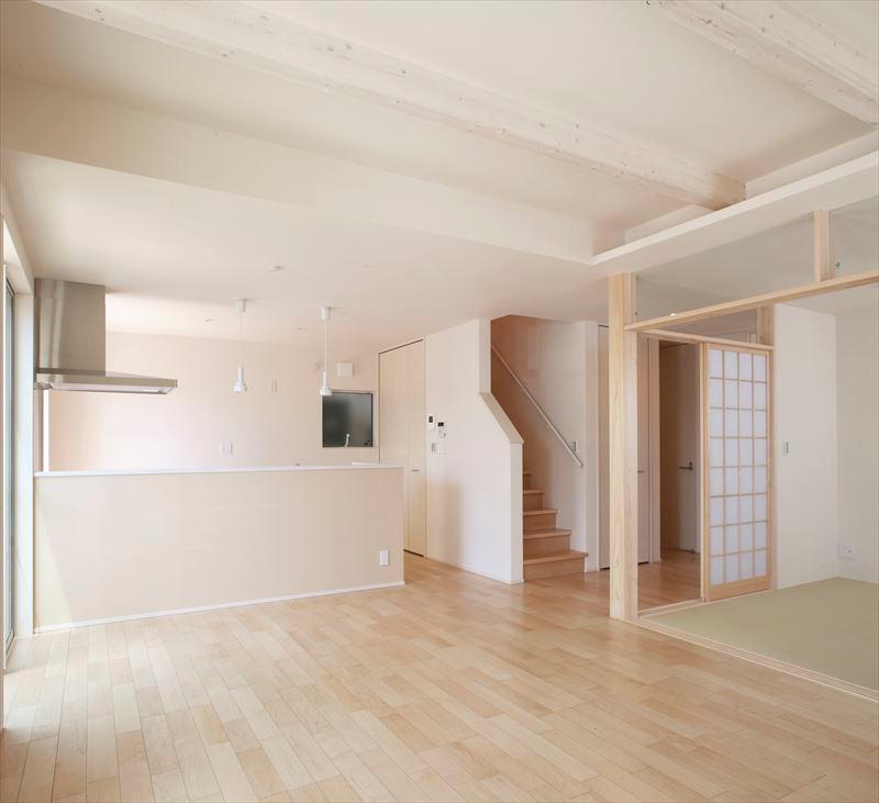 Open living was to reveal the Building B living beam, It was provided with a spacious garden in the south. Kitchen is also attractive with a back door. . Building B Living