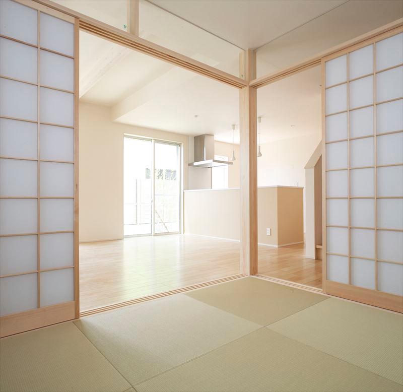 Japanese-style room adjacent to the B building Japanese-style living room, You can use it as housework space nap space and the wife of children. . Building B Japanese-style room