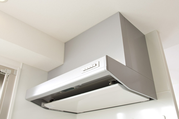 Kitchen.  [Stainless steel range hood] Rectifying plate stubborn oil stains made of high-quality enamel also wipe quickly people. With a strong suction force using the draft phenomenon, Firmly absorb the oily smoke and water vapor (same specifications)