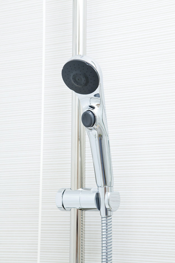Bathing-wash room.  [Shower head with switch ・ Handrail combined slide bar] Adopt a switch with a shower head that is stop the hot water in the hand of the switch. Slide bar of the railing serves have also been equipped with (same specifications)