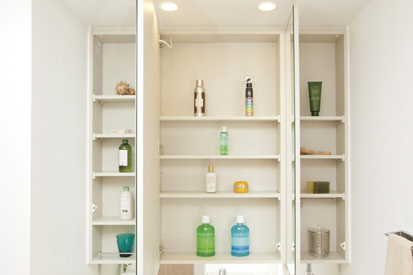 Bathing-wash room.  [Three-sided mirror back storage] The back of the three-sided mirror, Place a generous storage facility. Such as cosmetics and pharmaceuticals, You can securely accommodate the family minute (same specifications)