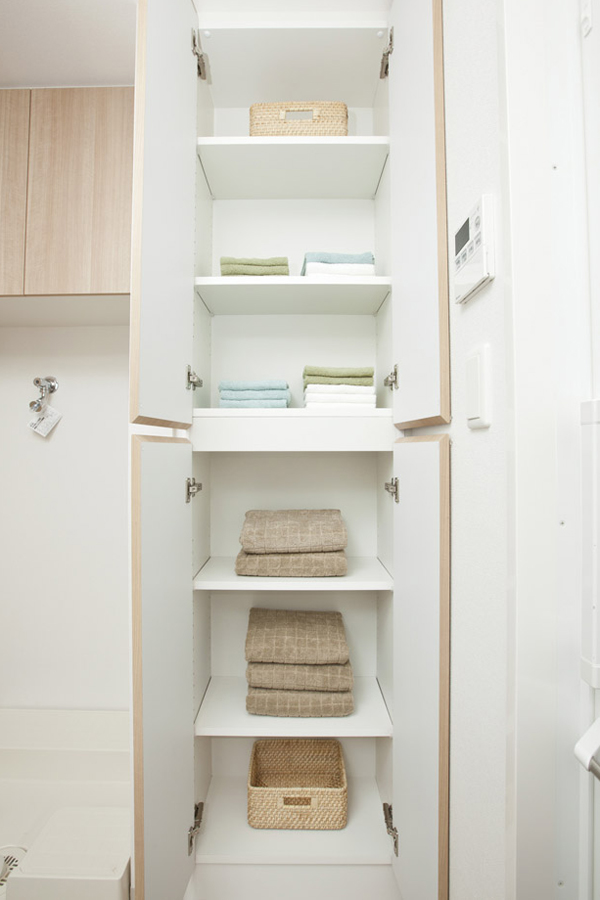 Bathing-wash room.  [Linen cabinet] A can store plenty commodities and stock products such as towels, Convenient linen cabinet have been installed (same specifications)